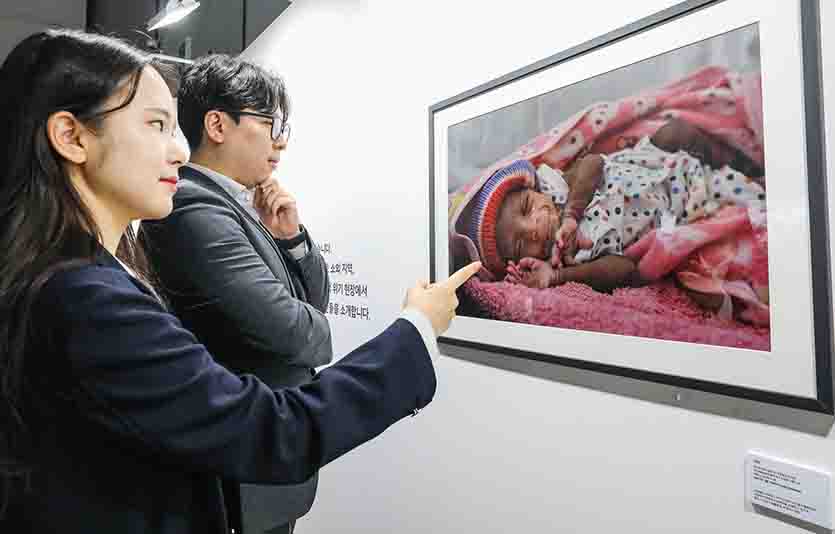 현대백화점 판교점에서 고객들이 ‘국경없는의사회가 마주한 생명의 순간들’ 작품을 관람하고 있다. 사진=현대백화점