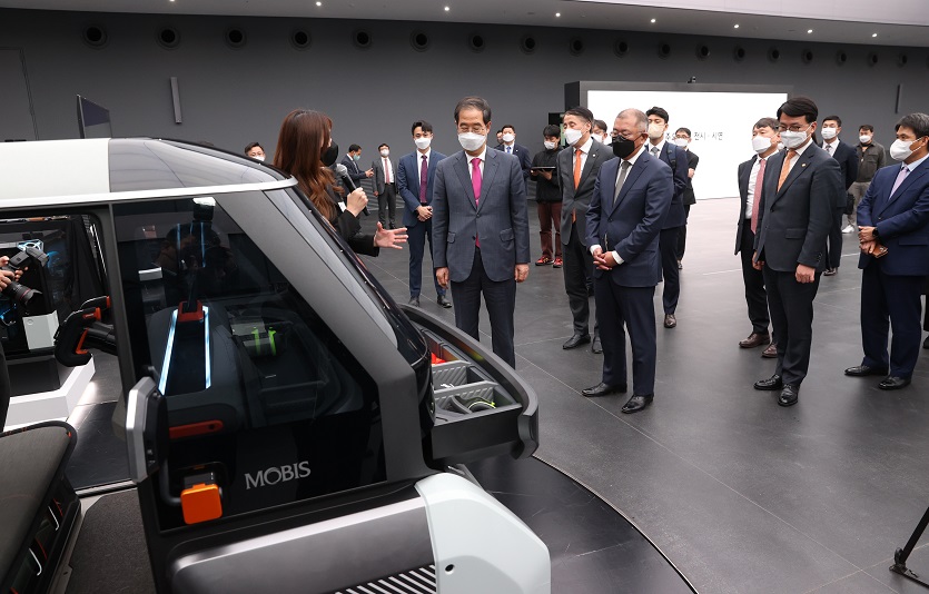 중소벤처기업부와 현대차그룹이 신성장동반 협약을 맺고 자동차부품 중소기업의 경쟁력 제고에 나선다. 사진=중기부<br>