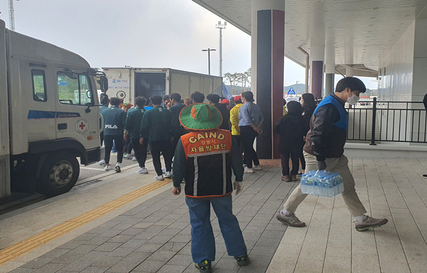 GS리테일 직원들과 자원봉사자들이 강릉 산불 피해 긴급 구호물품을 나르고 있다. 사진=GS리테일