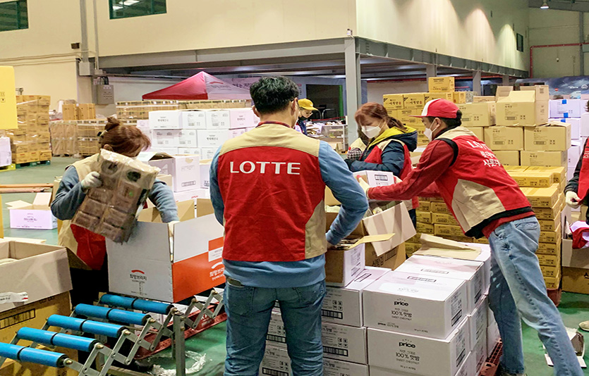 긴급구호물품 준비하는 롯데 유통군 임직원. 사진=롯데쇼핑