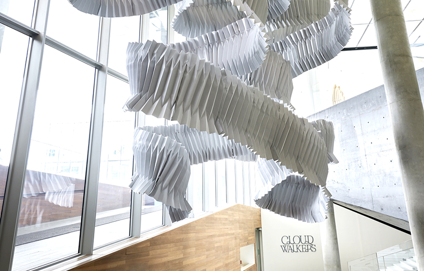 롯데백화점은 세계적인 건축 거장 ‘ 켄고 쿠마’의 설치 작품 ‘SU:M’. 패브릭 조각 조각을 연결한 높이 약 10m의 대형 나선형 조형물이다. 사진=롯데백화점, 리움미술관