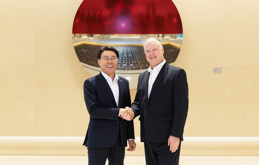 (왼쪽부터) 최정우 포스코그룹 회장과 스티븐 비건 고문. 사진=포스코그룹