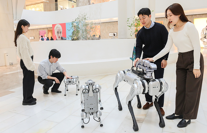 13일 오전 더현대 서울에서 고객들이 미래형 4족 보행 로봇을 체험하고 있다. 사진=현대백화점