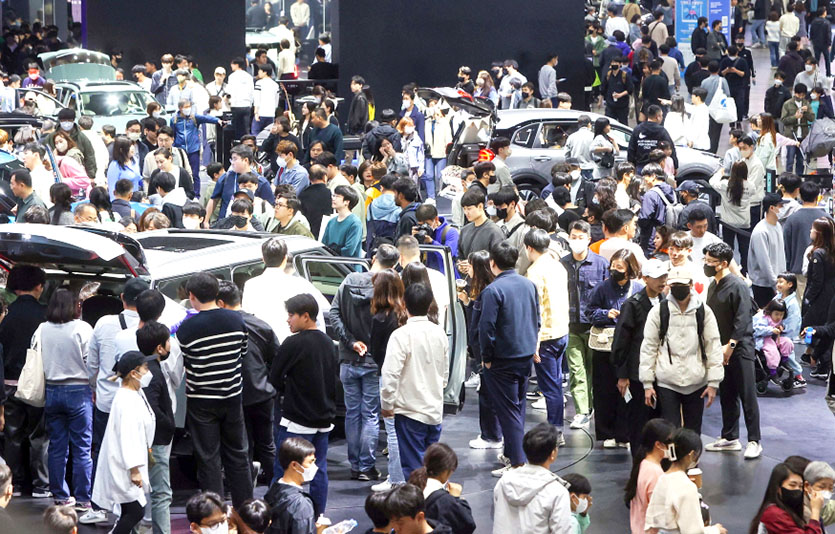 마스크의무가 해제된 후 열린 서울모빌리티쇼 2023에서 관람객들이 기아 부스의 출품 차량을 살펴보고 있다. 사진=2023서울모빌리티쇼조직위원회