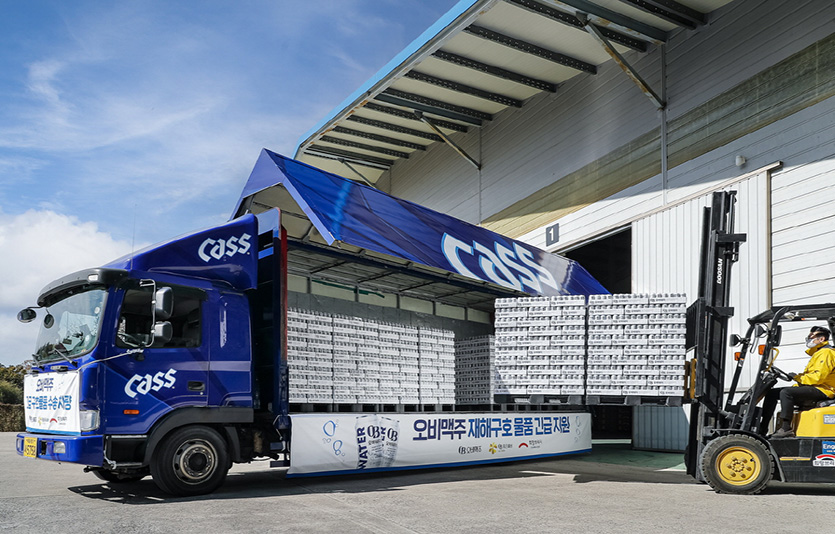 오비맥주가 취약계층에 직접 생산한 재해구호용 ‘OB워터’ 15만 캔을 지원한다. 사진=OB맥주