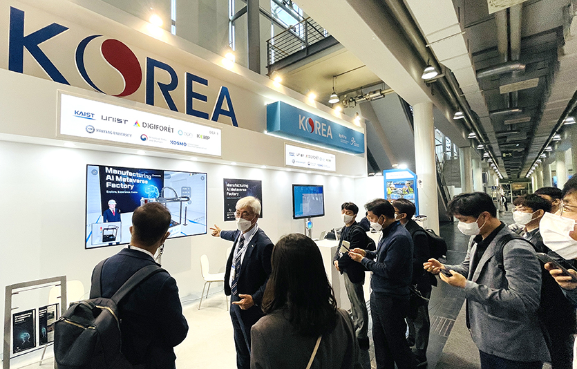 국내 중소기업이 하노버산업박람회서 선보인 ‘메타버스 팩토리’가 현지에서 큰 호응을 얻었다. 사진=중소벤처기업부