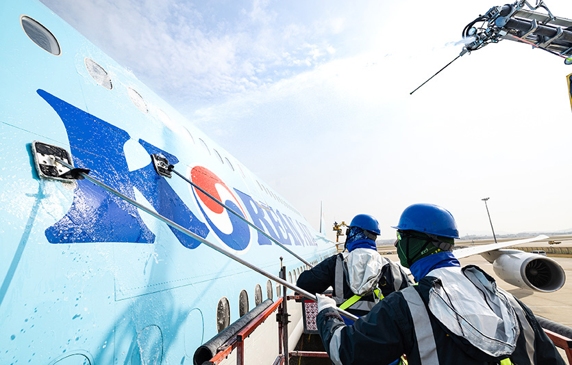17일 인천국제공항에 위치한 대한항공 정비 격납고에서 보잉747-8i 항공기 세척 모습. 사진=대한항공