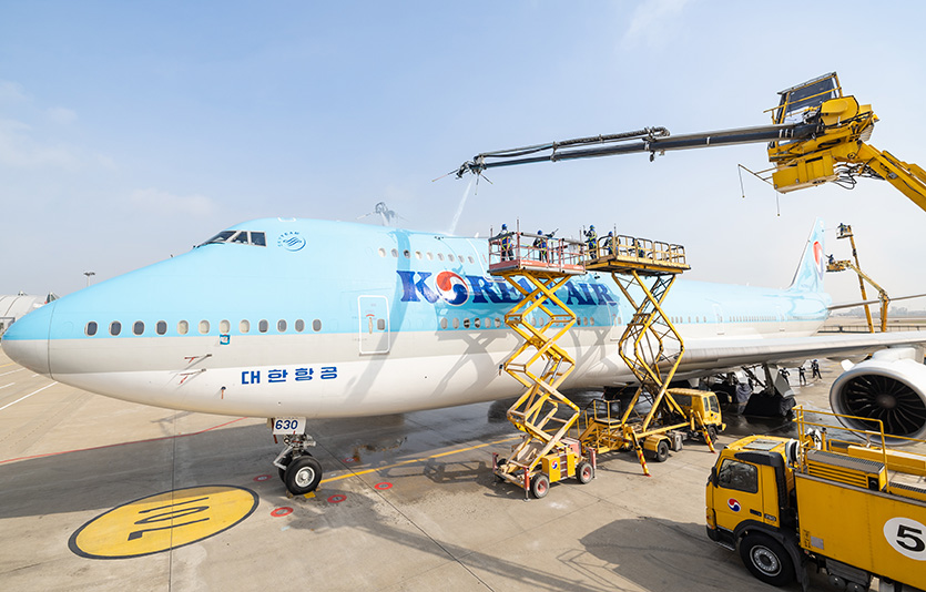17일 인천국제공항에 위치한 대한항공 정비 격납고에서 보잉747-8i 항공기 세척 모습. 사진=대한항공