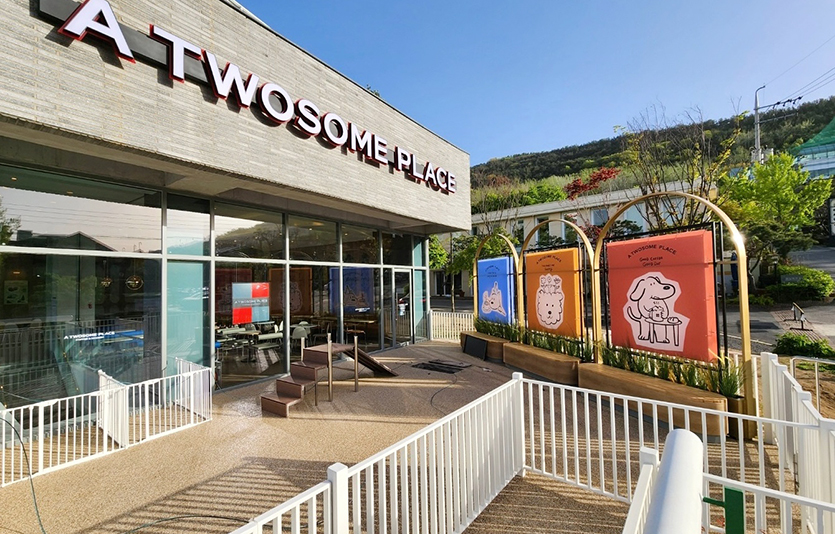 디저트 카페 투썸플레이스는 반려동물 친화 매장을 열었다. 사진=투썸플레이스