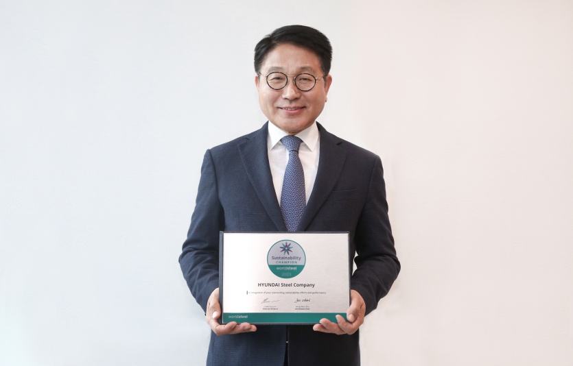안동일 현대제철 사장이 '2023 지속가능성 챔피언 인증서'를 들고 있다. 사진=현대제철