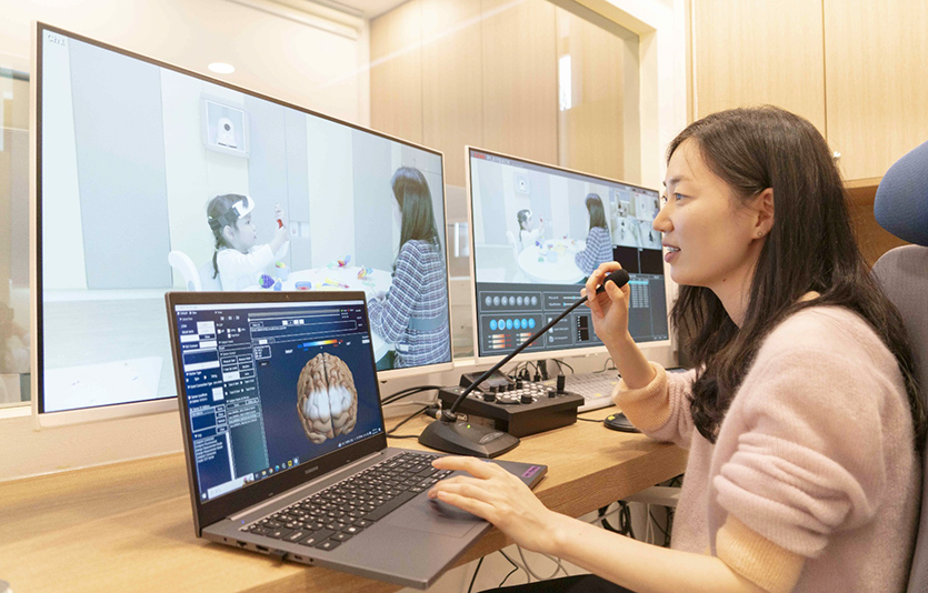 SK텔레콤과 서울대학교병원은 AI를 활용해 영유아의 자폐스펙트럼장애 여부와 장애 정도를 조기에 정확히 진단하기 위한 전용공간 ‘영유아 발달진단 AI 리빙랩’을 구축했다. 사진=SK텔레콤