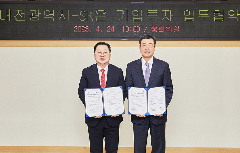 (오른쪽부터) 지동섭 SK온 사장과 이장우 대전시장이 24일 오전 대전시청에서 업무지원 협약을 맺고 있다. 사진=SK온