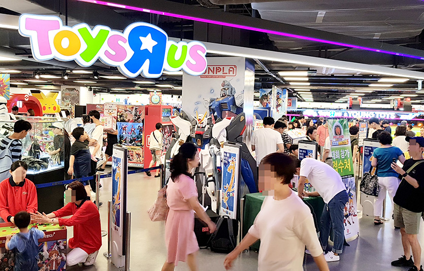 롯데마트 완구 매장 토이저러스는 인기 완구 할인부터 단독 상품 출시, 팝업스토어 운영 등 다양한 행사를 진행한다. 사진=롯데마트