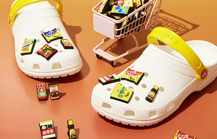 오뚜기×크록스 한정판 슈즈 연출 컷. 사진=오뚜기