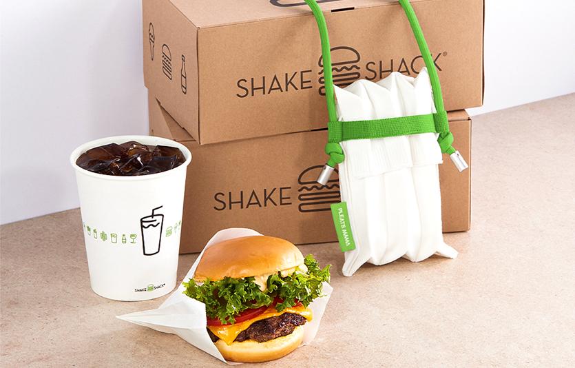 쉐이크쉑이 친환경 패션 브랜드 ‘플리츠마마’와 협업해 ‘쉐이크쉑 플리츠 나노백’을 출시한다. 사진=SPC그룹