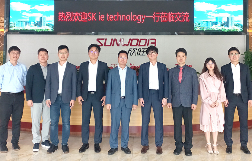 (오른쪽 네번째, 다섯번째) 서정흔 SK아이이테크놀로지 마케팅실장과 왕밍왕 신왕다 EV배터리유한공사 동사장 등 양사 관계자들이 중국 심천 신왕다그룹 본사에서 분리막 공급 협력 강화 MOU를 체결한 뒤 기념촬영을 하고 있다. SK아이이테크놀로지