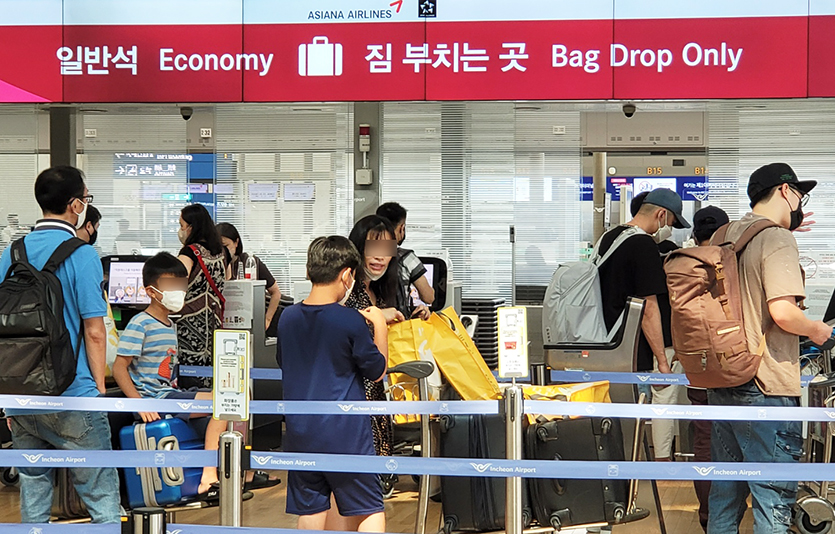 코로나19 유행 확산세가 이어지는 가운데 28일 신규 확진자 수는 8만5000명대를 기록했다. 인천국제공항 1터미날 아시아나항공 발권데스크. 사진=신광렬 기자