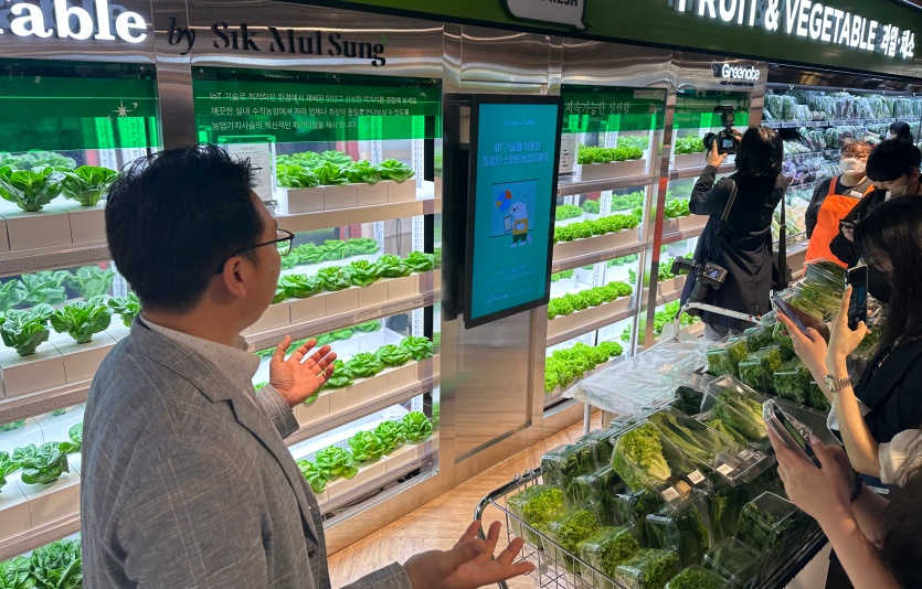 이마트 관계자가 실내 스마트팜에 대해 설명하고 있다. 사진=최준 기자