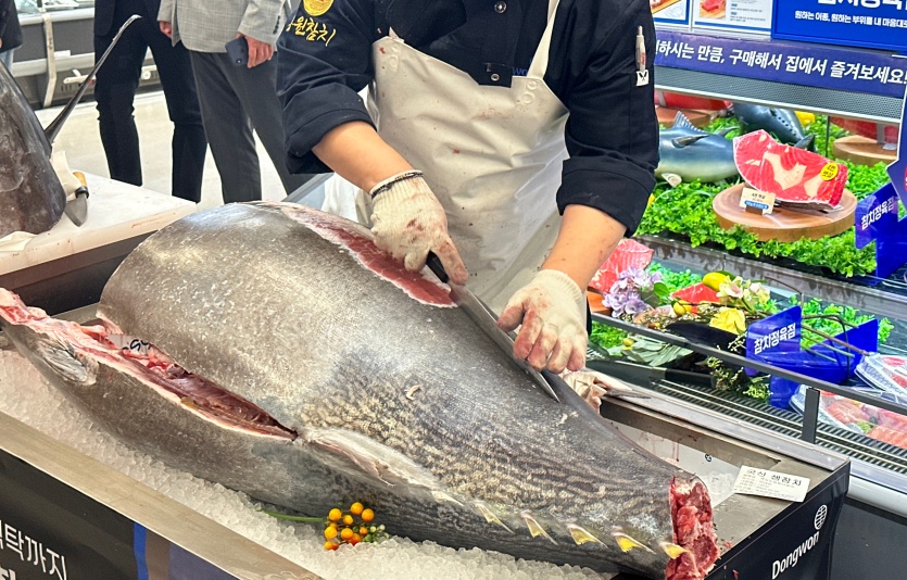 수산물 코너에서 참치 해체 과정을 시연하고 있다. 사진=최준 기자