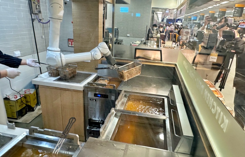 협동로봇이 후라이드 치킨을 튀기고 있다. 사진=최준 기자
