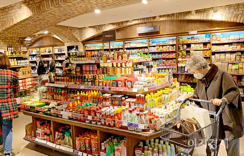 코로나19 장기화에 따른 ‘보복소비’ 확산 등으로 지난달 주요 유통업체 매출이 늘었다. 사진은 현대백화점 압구정본점. 사진=김성미 기자