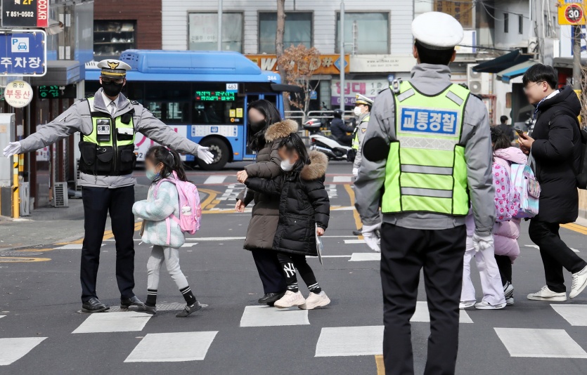 올 3월 서울 한 초등학교 앞에서 경찰이 어린이보호구역 교통법규 위반 특별단속을 하고 있다. 사진=뉴시스