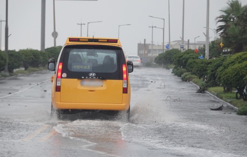 침수된 도로에서 어린이보호차량이 물살을 가르며 운행하고 있다. 사진=뉴시스