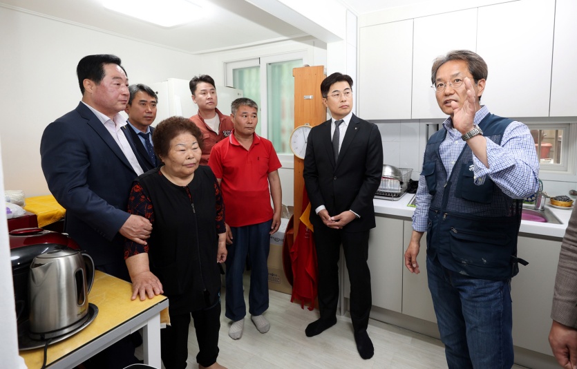 서울시, 한국해비타트, 도봉구청, 대우건설 관계자들이 입주자들에게 공사 관련 내용을 설명하고 있다. 사진=대우건설