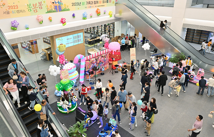 삼성전자 서울R&D캠퍼스는 5일 어린이날을 맞아 각 캠퍼스 건물을 개방해 실내 가족 초청 행사를 열고 임직원과 협력회사 가족 4000여명을 초청했다. 사진=삼성전자