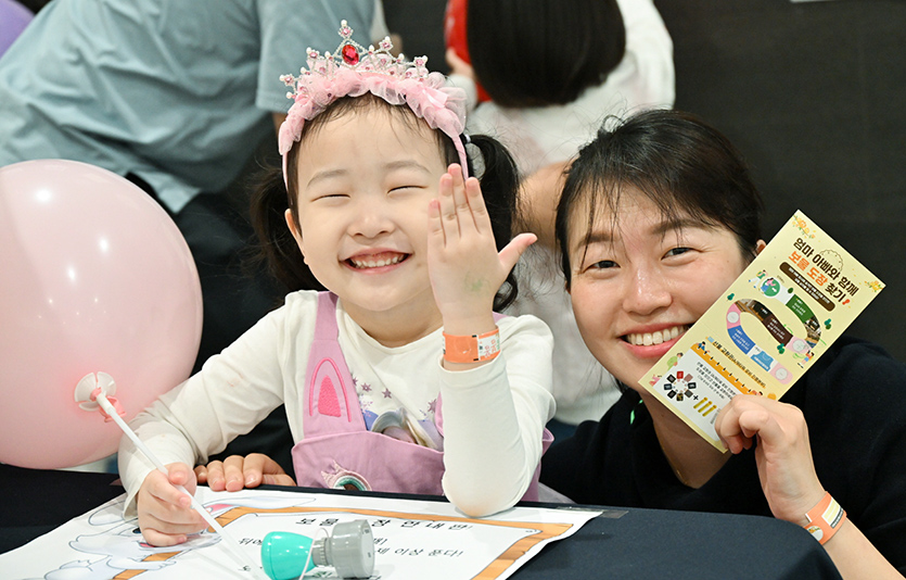 삼성전자 서울R&D캠퍼스에 방문한 임직원 가족이 엄마ㆍ아빠와 함께 보물 도장 찾기 이벤트에서 즐거워하고 있다. 사진=삼성전자