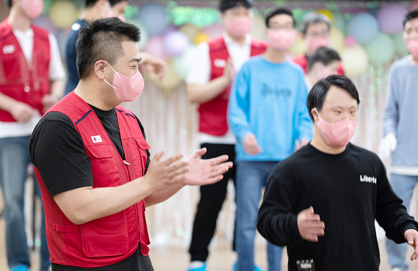 암사재활원 강당에서 LG전자 직원과 장애아동이 댄스배틀을 하는 모습. 사진=LG전자