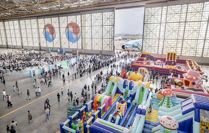 다양한 놀이시설과 즐길거리가 가득한 테마파크로 꾸며진 대한항공 본사 격납고 전경. 사진=대한항공