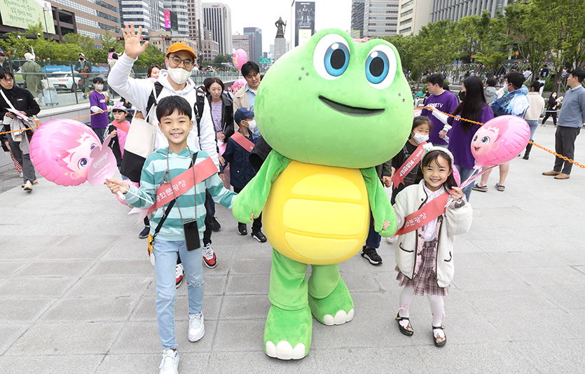 행사에 참여한 어린이들이 KT 지니 TV 키즈랜드 캐릭터들과  음악에 맞춰 율동을 함께 하고 있다. 사진=KT