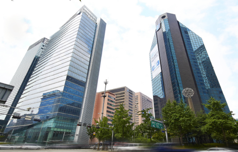 IBK기업은행이 지역경제 활성화를 위해 전통시장 소상공인과 지역 특산품 생산 소상공인에 대한 금융지원에 나선다. 사진=기업은행