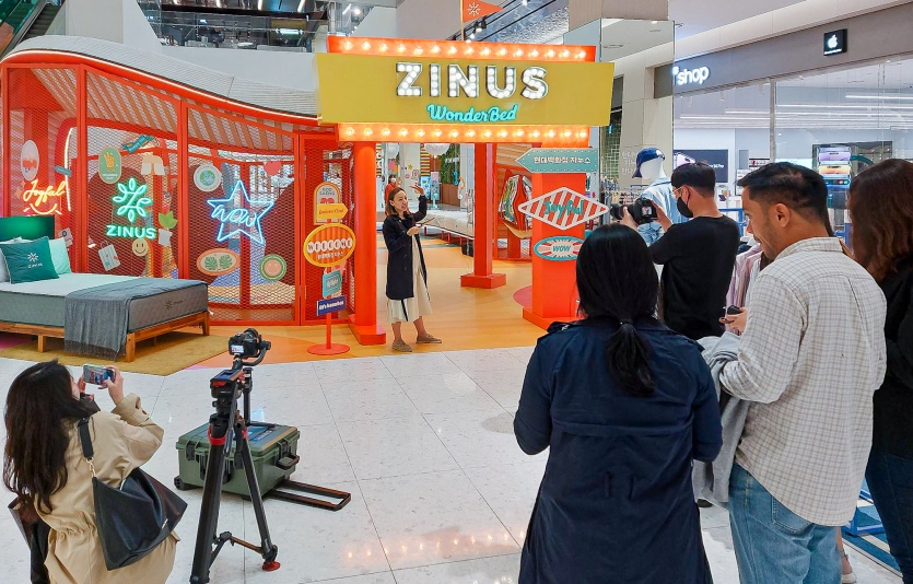 인도네시아 인플루언서가 지누스 라이브 커머스를 진행하고 있다. 사진=현대백화점그룹