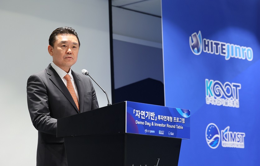 김인규 하이트진로 대표이사가 이달 3일 열린 스타트업 데모데이 행사에서 인사말을 하고 있다 사진=하이트진로