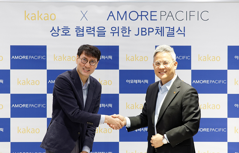 (왼쪽부터) 홍은택 카카오 대표와 김승환 아모레퍼시픽 대표 사진=아모레퍼시픽