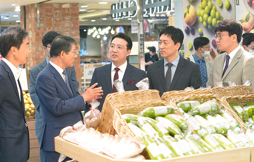 이랜드킴스클럽 일산점은 일산농협과 함께 ‘로컬푸드 오픈식’을 개최했다. 사진=이랜드