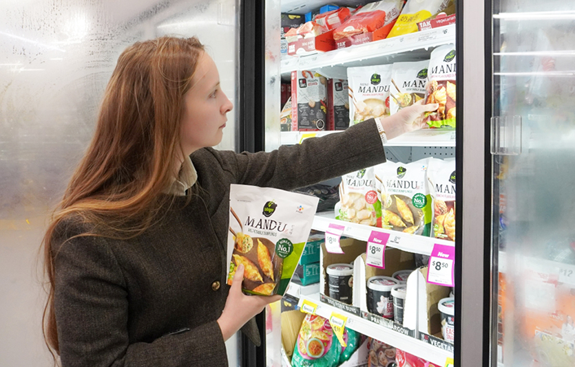 호주 울워스 매장에서 비비고 만두를 구매하고 있는 소비자. 사진=CJ제일제당