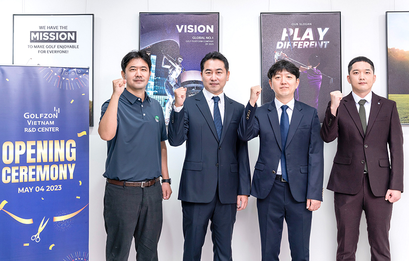 (왼쪽부터)골프존 베트남 김지훈 프로, 김일상 법인장, 골프존 베트남 R&D 센터 홍창진 센터장, 이경용 프로. 사진=골프존
