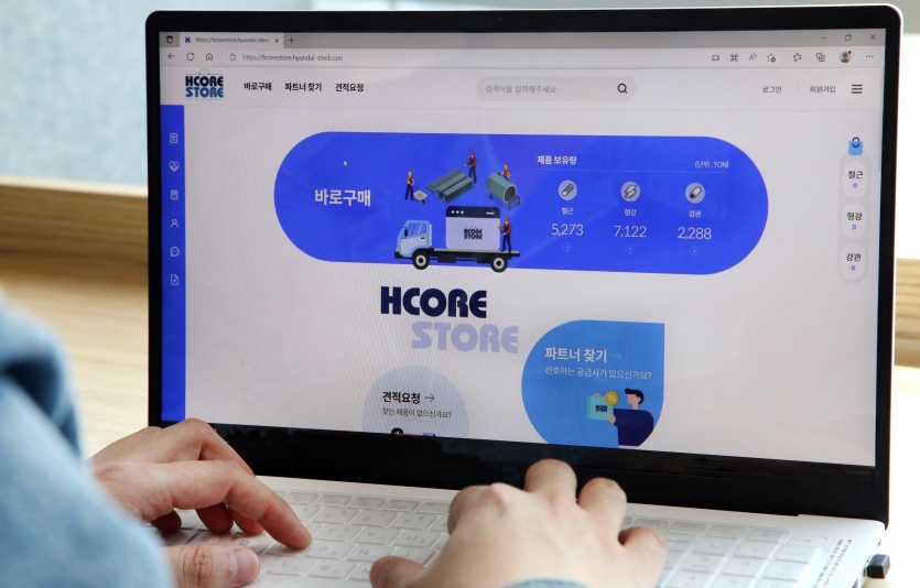 HCORE STORE를 이용하는 모습. 사진=현대제철