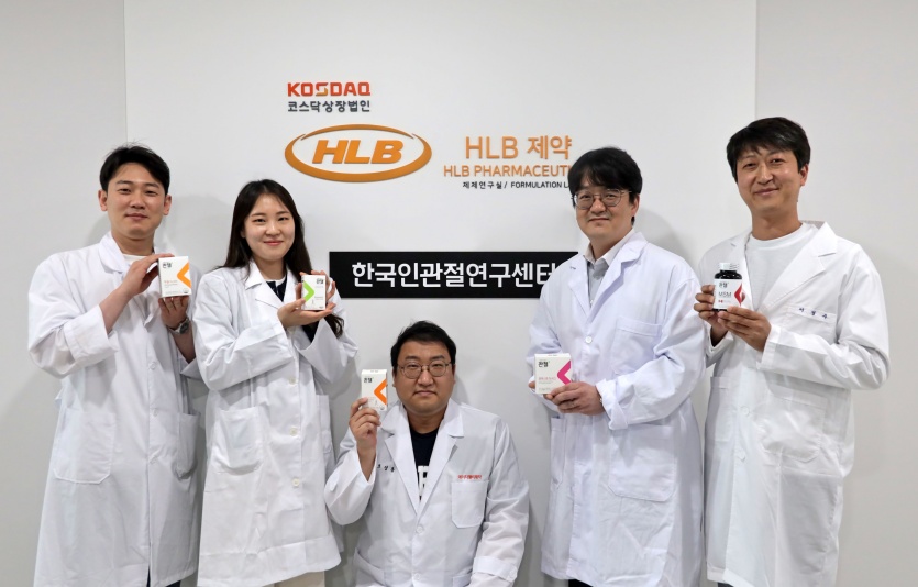 한국인관절연구센터 연구원들이 기념사진을 촬영하고 있다. 사진=HLB제약