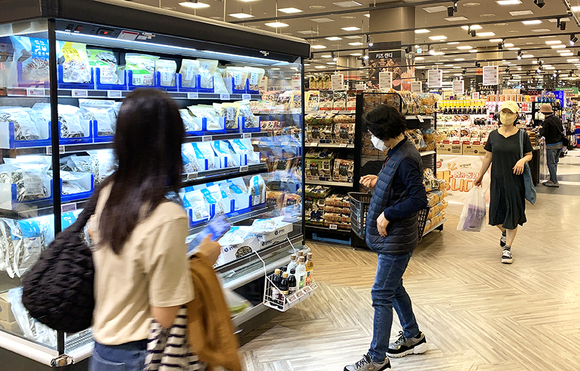 11일 2만명 가까운 확진자가 나왔다. 정부가 엔데믹을 선언한 11일 경기도 이랜드킴스클럽 부천상동점. 사진=김성미 기자