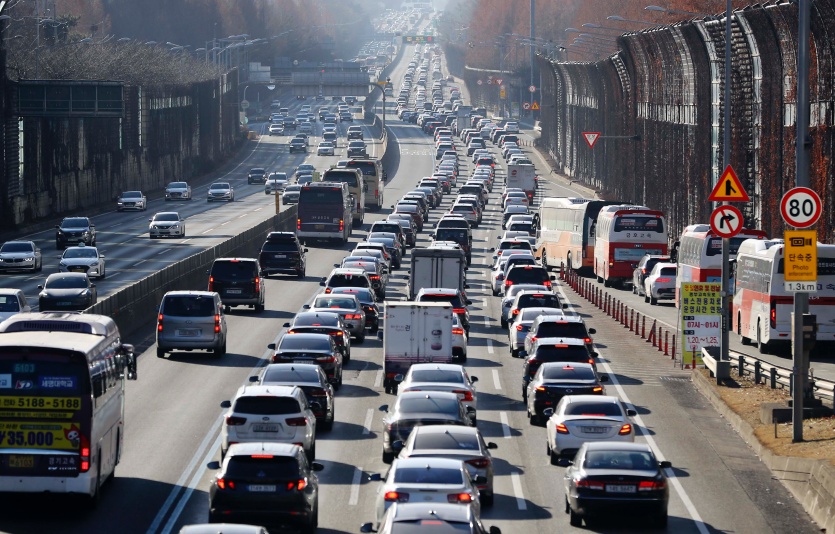 올 1월 설 연휴 기간, 한 도로에서 귀성 행렬로 인해 차량 정체가 일어나고 있다. 사진=뉴시스