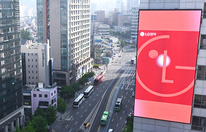서울 홍대입구역 거리 양쪽에 위치한 옥외 전광판에서 LG전자의 신규 비주얼 아이덴티티가 적용된 브랜드 홍보 영상이 노출되고 있다. 사진=LG전자