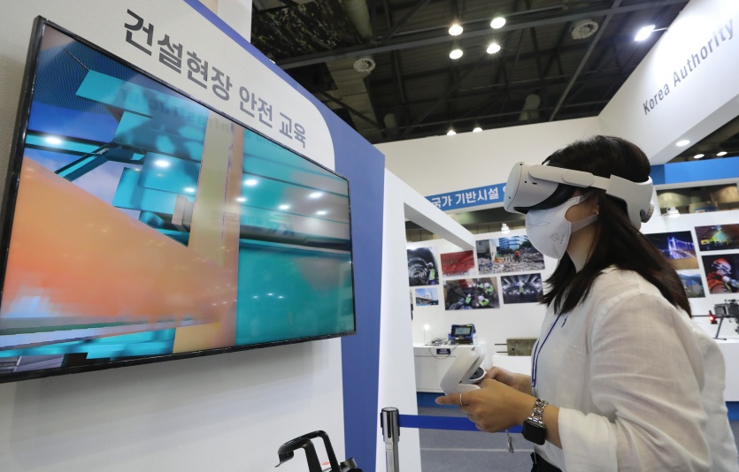 지난해 고양시 일산 킨텍스에서 열린 2022 스마트건설 엑스포에서 업체 직원이 스마트 장비를 시연하고 있다. 사진=뉴시스