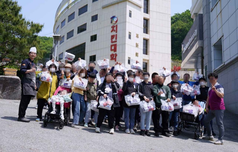 가정의 달을 맞아 특수학교 학생들이 직업체험을 위해 '치킨대학 치킨캠프'에 참여했다. 사진=BBQ