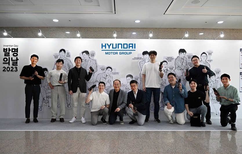 (사진) ‘2023 발명의 날’ 수상자들이 현대차·기아 연구개발본부장 김용화 부사장과 기념사진을 찍는 모습.jpg