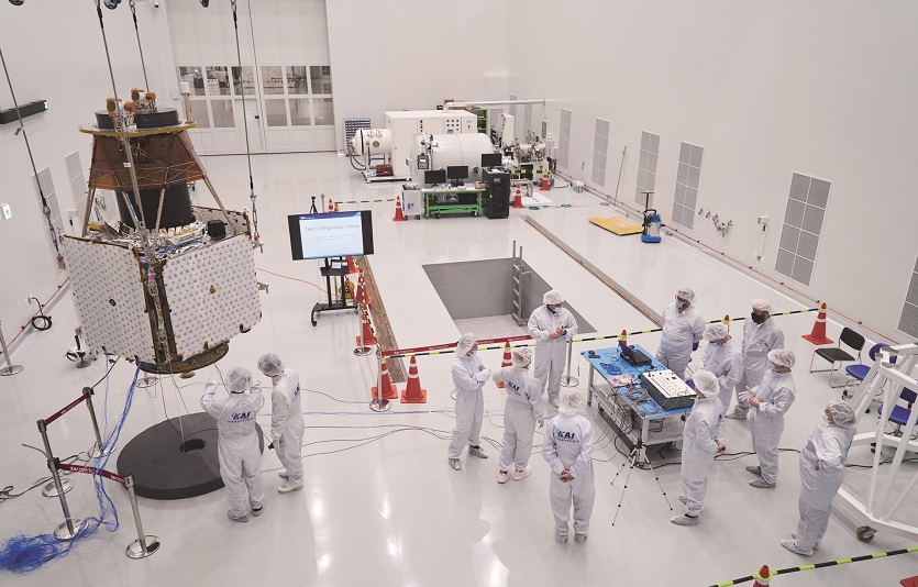 사진3. KAI에서 주관개발하는 차세대중형위성 2호 링분리시험 현장 (장소 KAI우주센터).jpg