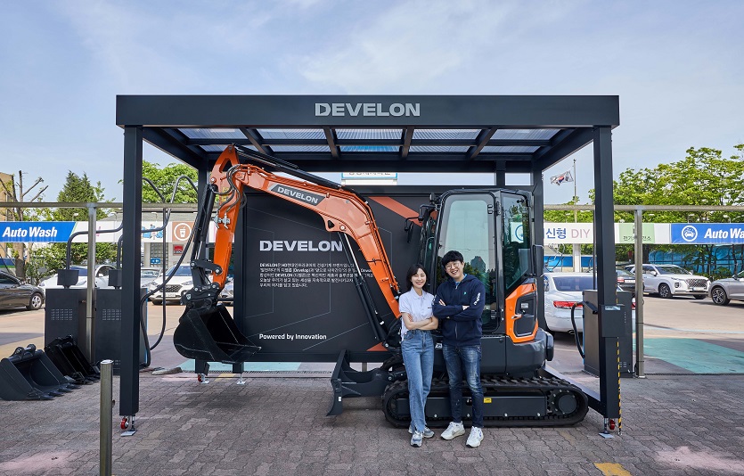 [사진2]230518_HD현대오일뱅크, 주유소에서 미니굴착기 판다.jpg
